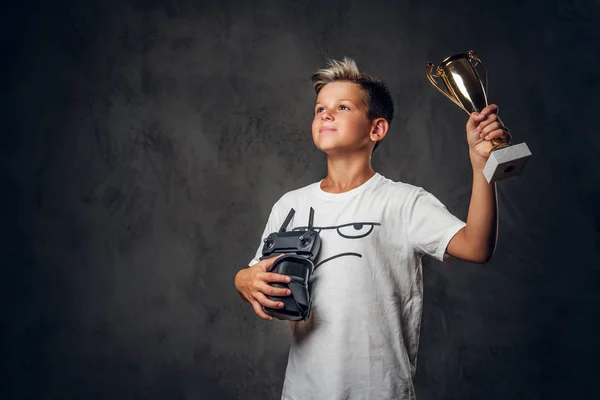 Retrato de pequeño campeón con copa en las manos —  Fotos de Stock