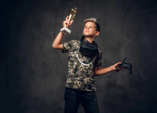 Retrato de pequeño campeón con copa en las manos — Foto de Stock