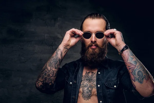 Portrait of brutal bearded man in sunglasses — Stock Photo, Image