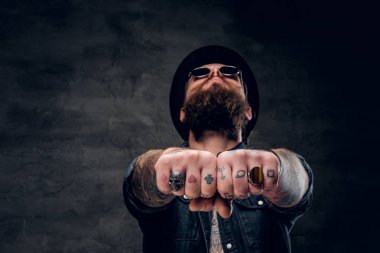 Güneş gözlüğü acımasız sakallı adam portresi