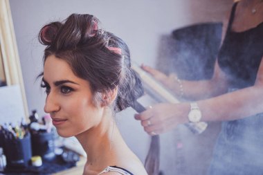 Kuaför salonunda şenlikli saç modeli oluşturma süreci