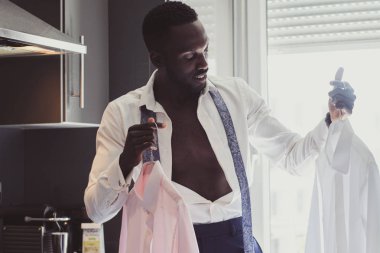 Neşeli Afrikalı adam gömlek seçiyor