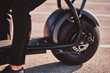 Adam yeni elektro scooter'ını kullanıyor.