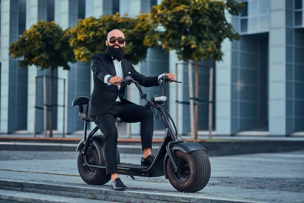 Man rijdt zijn nieuwe elektrische fiets — Stockfoto