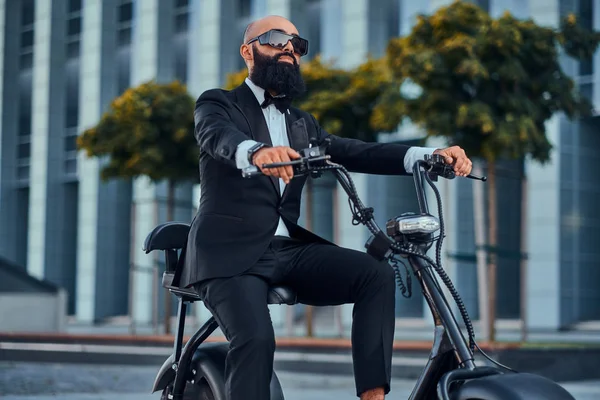 Homem está montando sua nova bicicleta elétrica — Fotografia de Stock