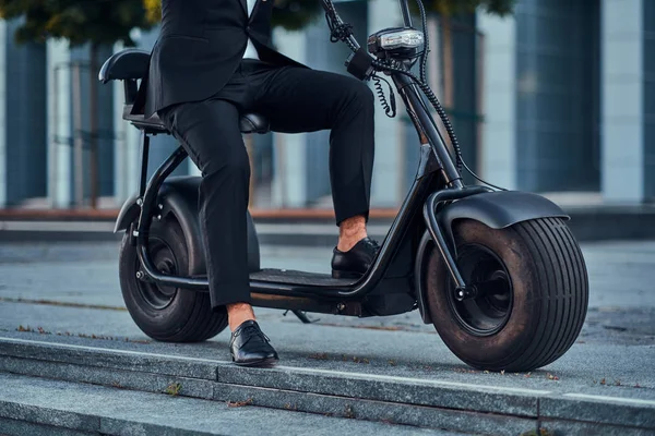 El hombre está conduciendo su nuevo electro scooter —  Fotos de Stock