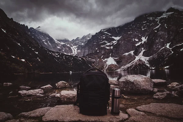 배낭과 보온병이 있는 산의 경치. — 스톡 사진