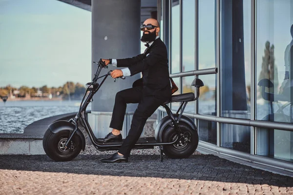 Чоловік їде своїм новим електричним велосипедом — стокове фото