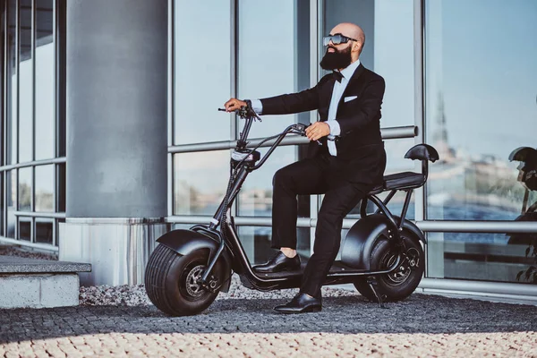 Чоловік їде своїм новим електричним велосипедом — стокове фото