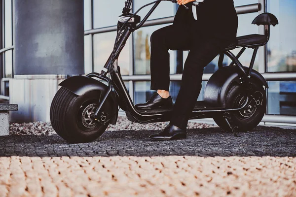 El hombre está conduciendo su nuevo electro scooter —  Fotos de Stock
