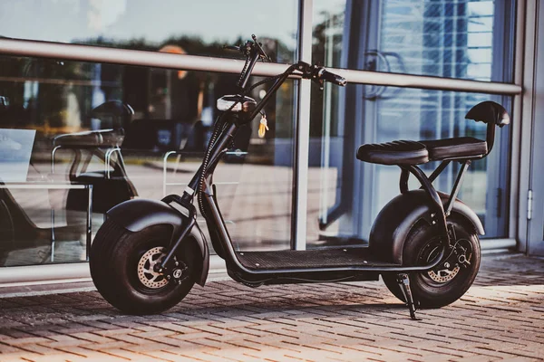 Electro bicicleta estacionada na rua vazia — Fotografia de Stock