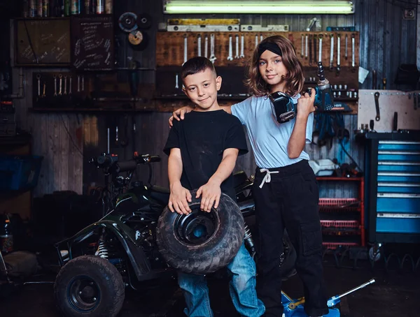 Concept of young dream team - kids have fun at auto service — Stock Photo, Image