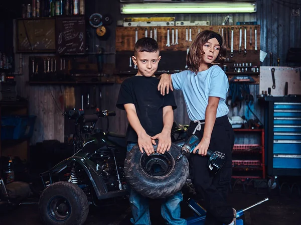 Concept of young dream team - kids have fun at auto service — Stock Photo, Image