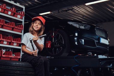 Karanlık otomobil servisinde küçük çocuk portresi