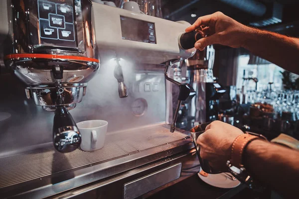 Processo de tomada de café usando máquina de café — Fotografia de Stock