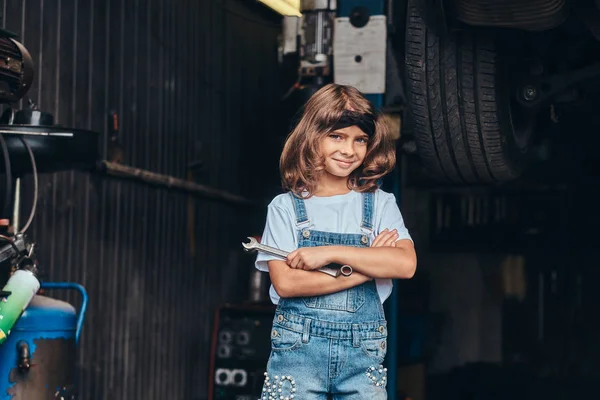 Porträt eines süßen kleinen Mädchens beim Autoservice — Stockfoto