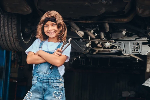 Retrato de linda niña en el servicio de auto —  Fotos de Stock