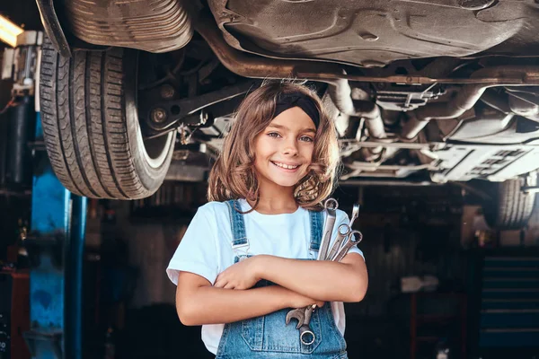 Retrato de linda niña en el servicio de auto —  Fotos de Stock