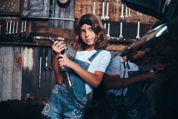 Retrato de smal hermosa chica en taller de servicio de automóviles —  Fotos de Stock