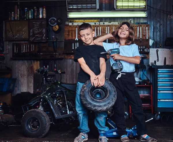 Концепция молодой команды мечты - дети веселятся на автосервисе — стоковое фото