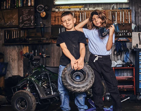 Conceito de equipe de sonho jovem - as crianças se divertem no serviço de automóvel — Fotografia de Stock