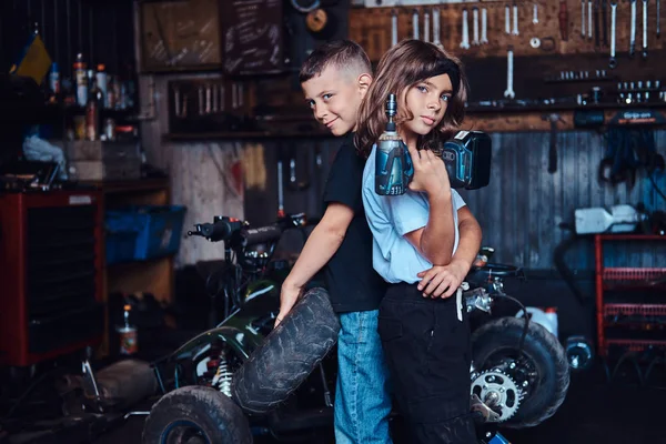 Concept of young dream team - kids have fun at auto service — Stock Photo, Image