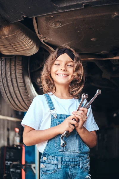 Retrato de linda niña en el servicio de auto —  Fotos de Stock