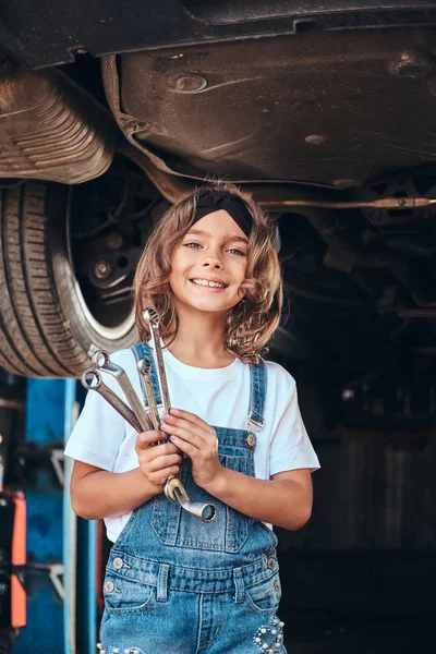 Retrato de linda niña en el servicio de auto —  Fotos de Stock