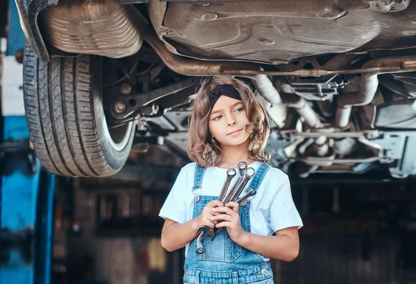 Portrait of cute little girl at auto service — Stock Photo, Image