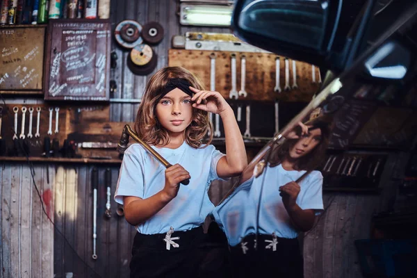 Nettes kleines Mädchen träumt davon, Autotechniker zu werden — Stockfoto