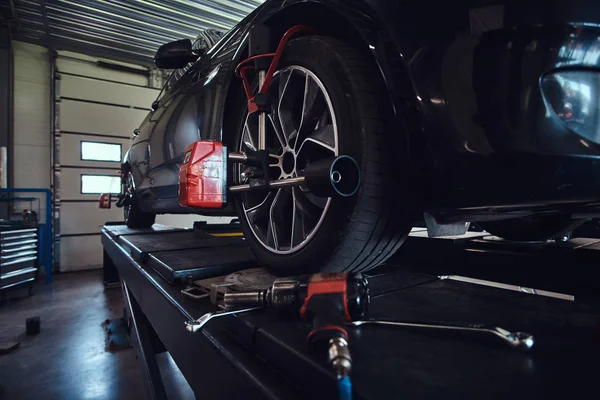 Équilibrage des pneus de voitures à l'atelier automobile — Photo