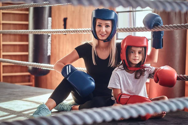 Hermosa boxeadora y su joven pupilo — Foto de Stock