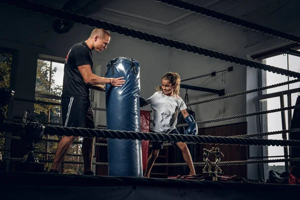 Liten söt flicka fick hennes första boxning utbildning — Stockfoto