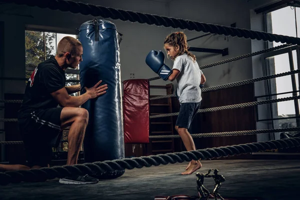 Liten söt flicka fick hennes första boxning utbildning — Stockfoto