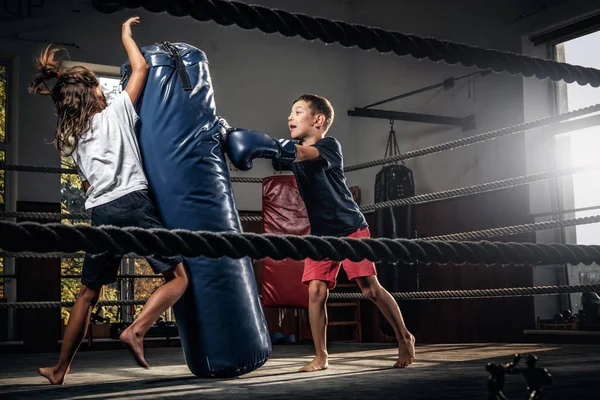 Divertido chico consiguió su entrenamiento privado con entrenador expirienced en el ring — Foto de Stock