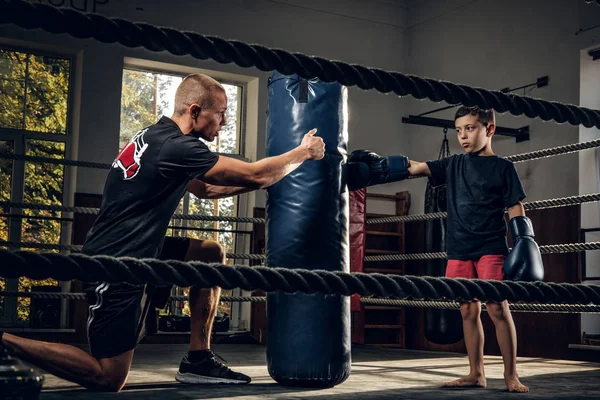 Divertido chico consiguió su entrenamiento privado con entrenador expirienced en el ring — Foto de Stock