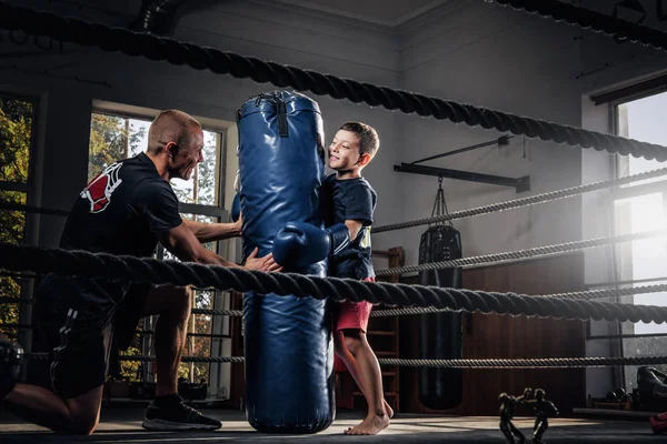 Divertido chico consiguió su entrenamiento privado con entrenador expirienced en el ring — Foto de Stock