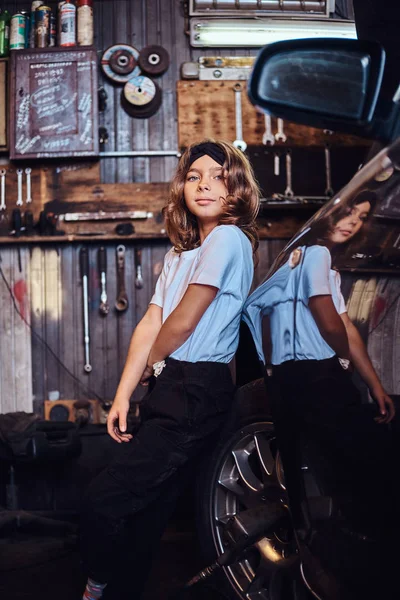 Retrato de smal hermosa chica en taller de servicio de automóviles —  Fotos de Stock