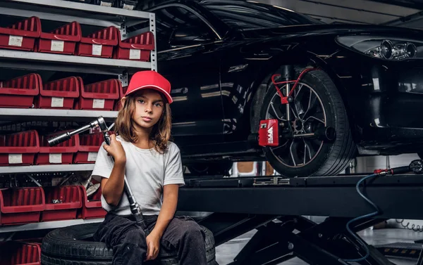 Portret cute Kid w warsztacie Auto Service — Zdjęcie stockowe