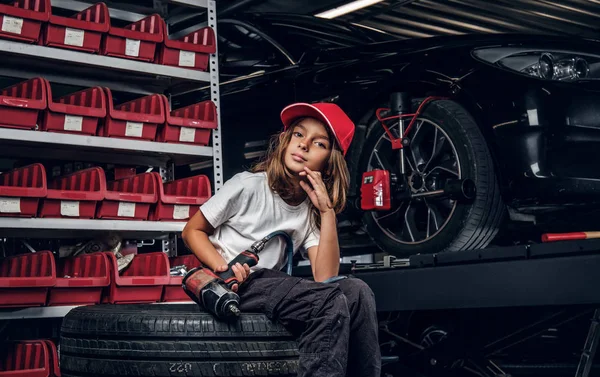 Portret van cute Kid bij auto service workshop — Stockfoto