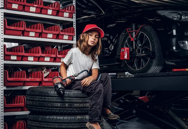 Portret cute Kid w warsztacie Auto Service — Zdjęcie stockowe