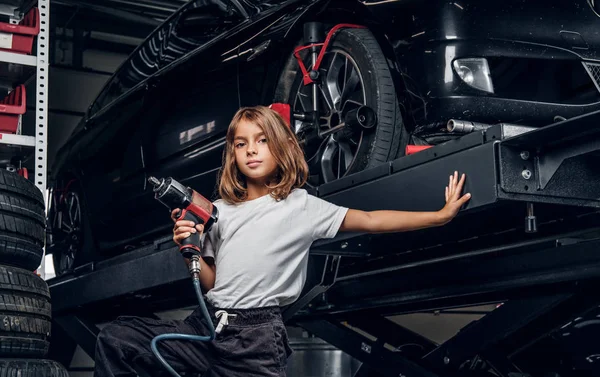 Portrait of cute kid at auto service workshop — Stock Photo, Image