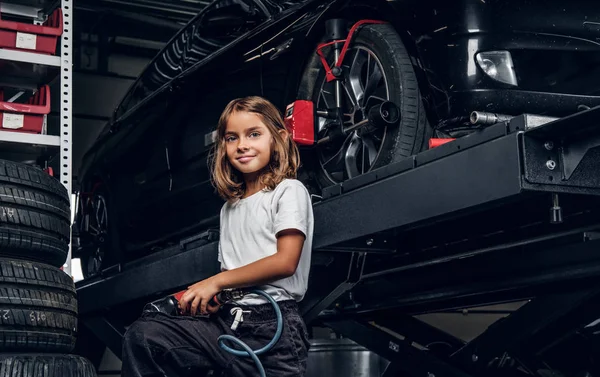 Portrait of cute kid at auto service workshop — Stock Photo, Image