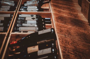 Depoda toplanabilir şarap büyük seçim