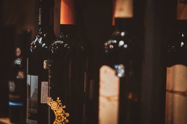 Alkol dükkanında rafta şarap şişeleri