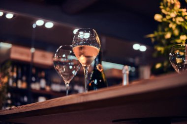 Restorandaki masada şarap bardakları var.