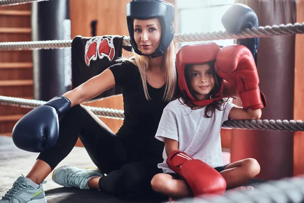 Vackra Boxer tränare och hennes unga församling — Stockfoto