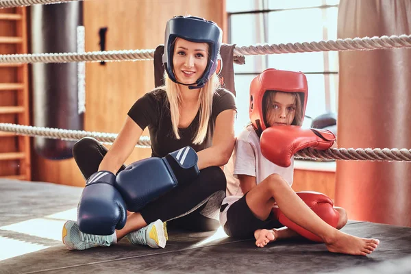 Belle boxer entraîneur et son jeune pupille — Photo