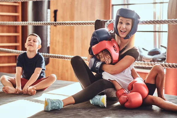 Hermosa boxeadora y su joven pupilo — Foto de Stock