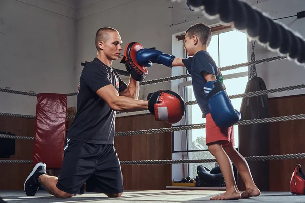 El niño recibió su primer entrenamiento de boxeador. — Foto de Stock